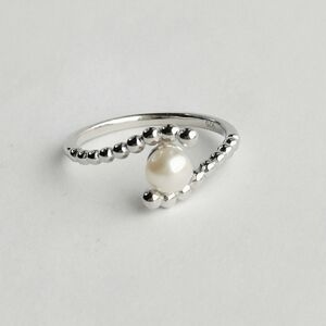 White freshwater pearl "Embrace" ring Sterling Silver Size 8 🆕